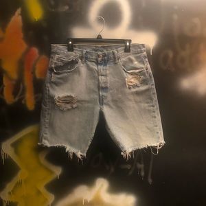 501 Levi Jean Shorts Distressed (size34)